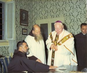 P. Raffaele con il  ministro provinciale p. Davide Sergio Groppi e mons. Aurelio Signora, delegato pontificio del Santuario di Pompei, 13 Luglio 1972
